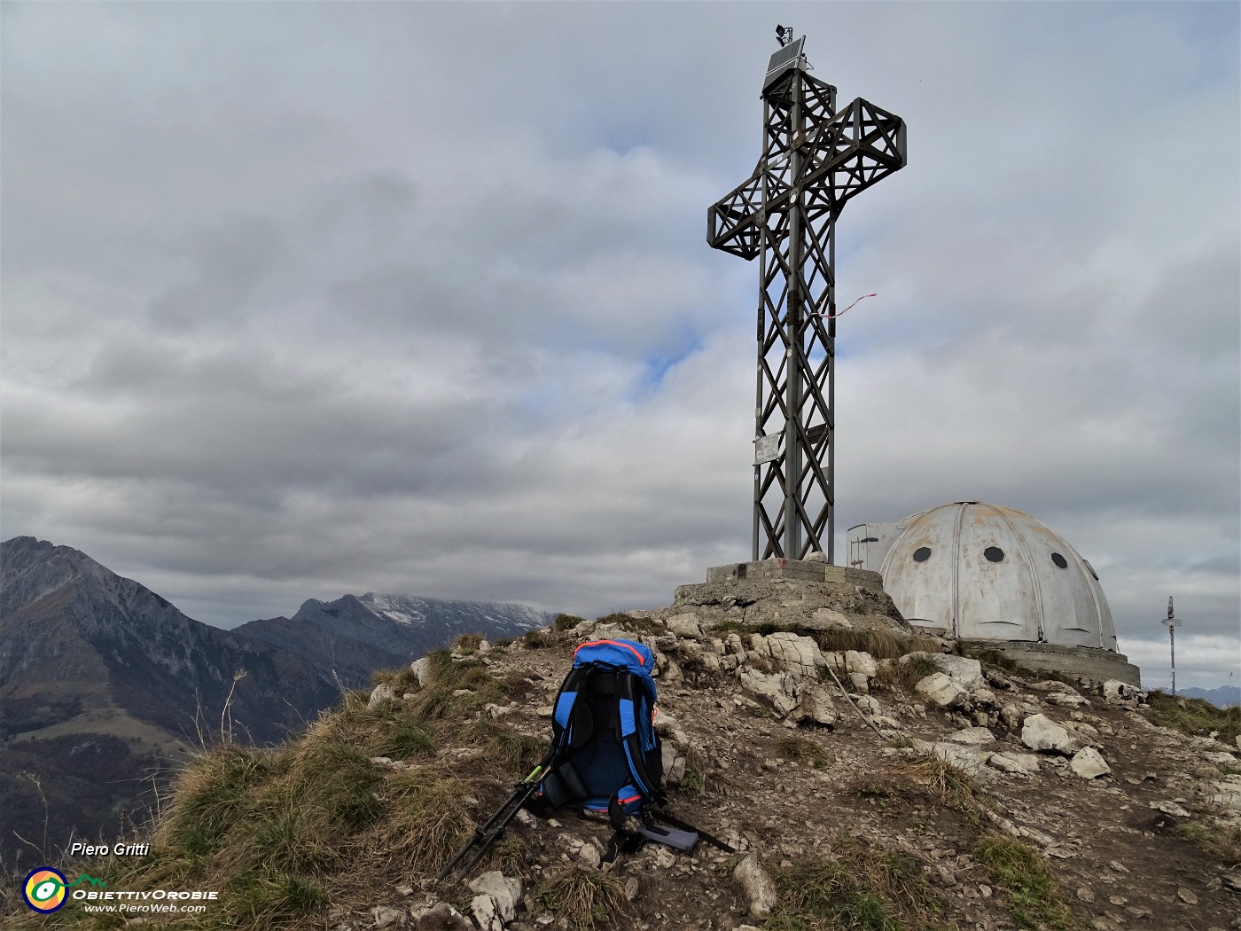 76 Croce di vetta e Bivacco Locatelli del Due Mani (1656 m).JPG